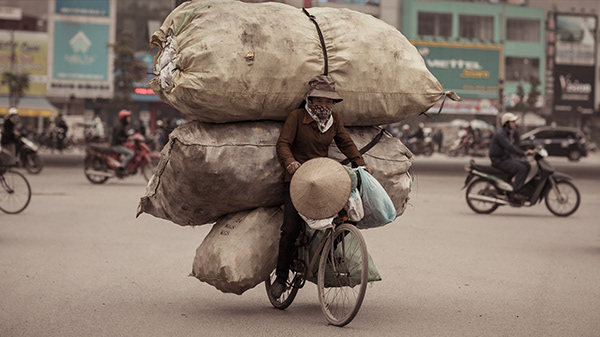 Cyclist transporting large bundles through an intersection