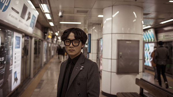 Man wearing sunglasses inside a shopping arcade